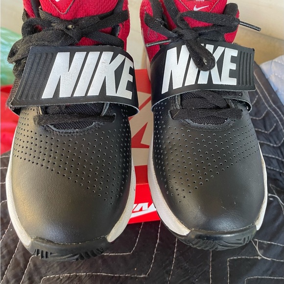 Nike team hustle d8 black university red shoes - Picture 2 of 7